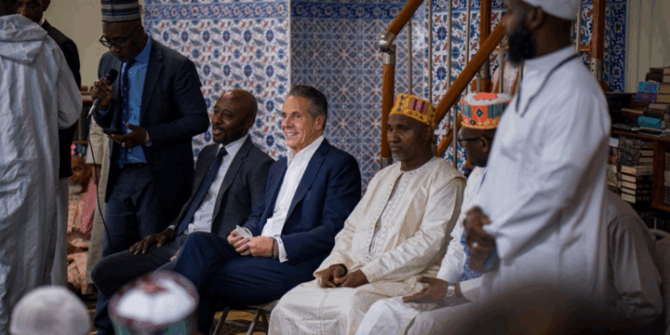 Cuomo Visits Bronx Mosque in Mayoral Campaign Stop